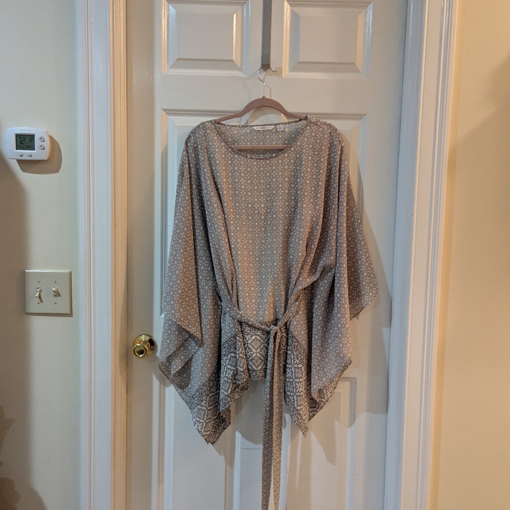 Isaac Mizrahi Gray Polka Dot Kimono with Belt . Size XL